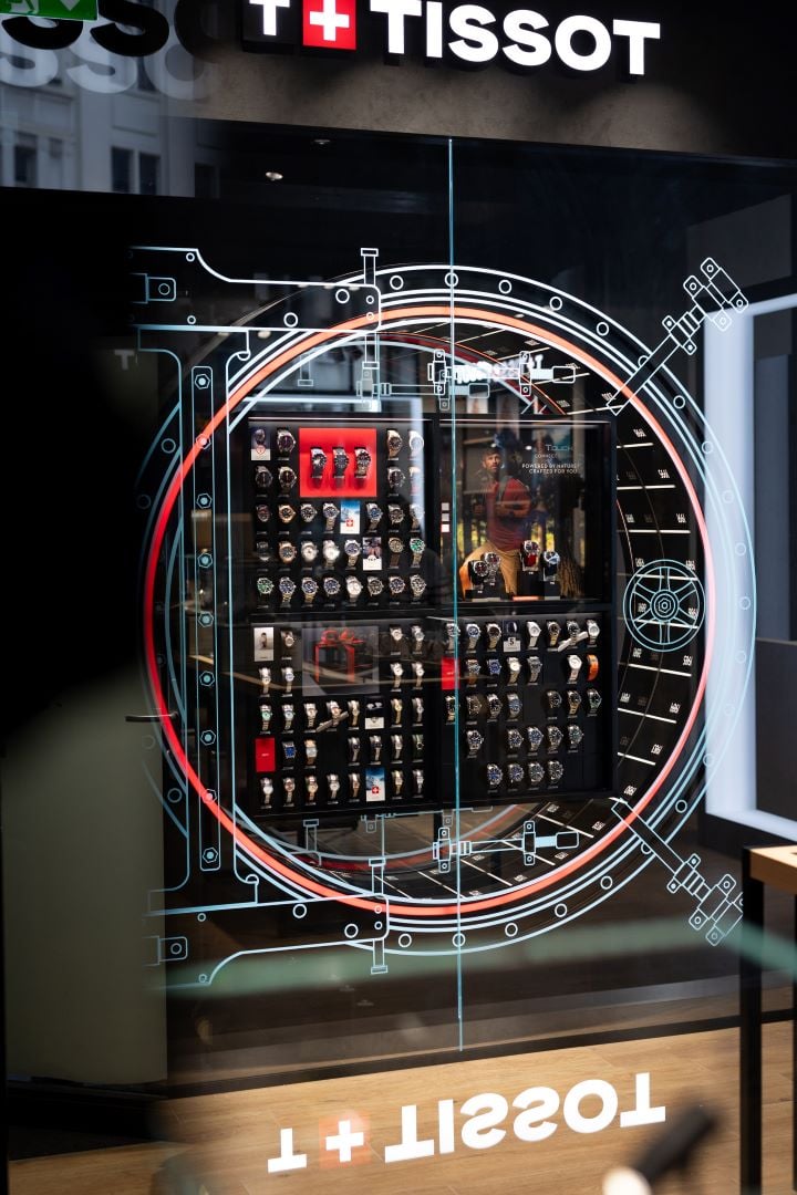 Pr&eacute;sentoir original Tissot SAFE qui cache derri&egrave;re ses vitres en verres un large choix de montres Tissot