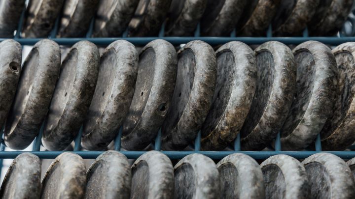 	3. Set Tissot RockWatch-kasten gerangschikt op een rooster, ter illustratie van de productie.