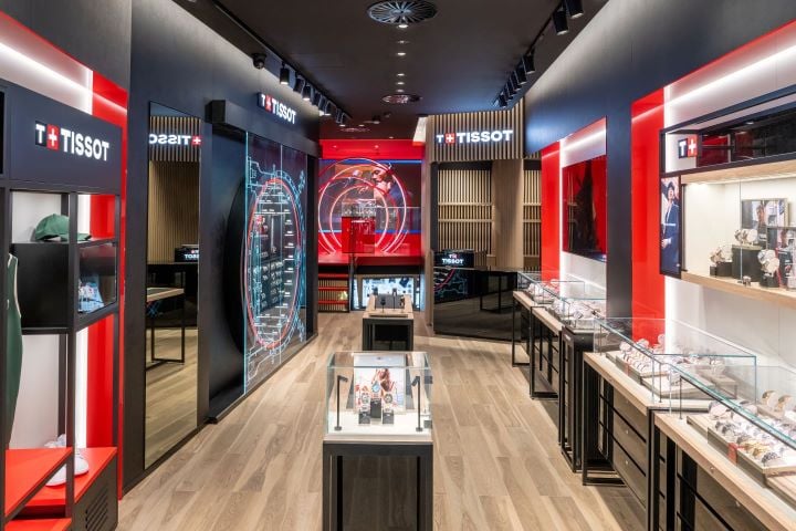 Het interieur van de Tissot-boutique in Amsterdam, met elegante glazen vitrines waarin een verscheidenheid aan Tissot-horloges wordt tentoongesteld.