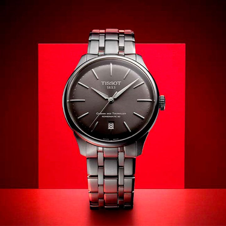 Montre du Chemin des tourelles sur fond rouge