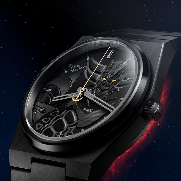 Vorderansicht der schwarzen Tissot UFO Robot Grendizer 50th Anniversary Uhr mit der Grendizer Silhouette und einem goldenen Sekundenzeiger auf dem Zifferblatt.