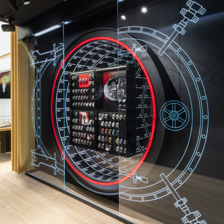 大阪の商店街にあるティソ ブティックの店内ディスプレイで、ブランドの時計モデルが展示されている