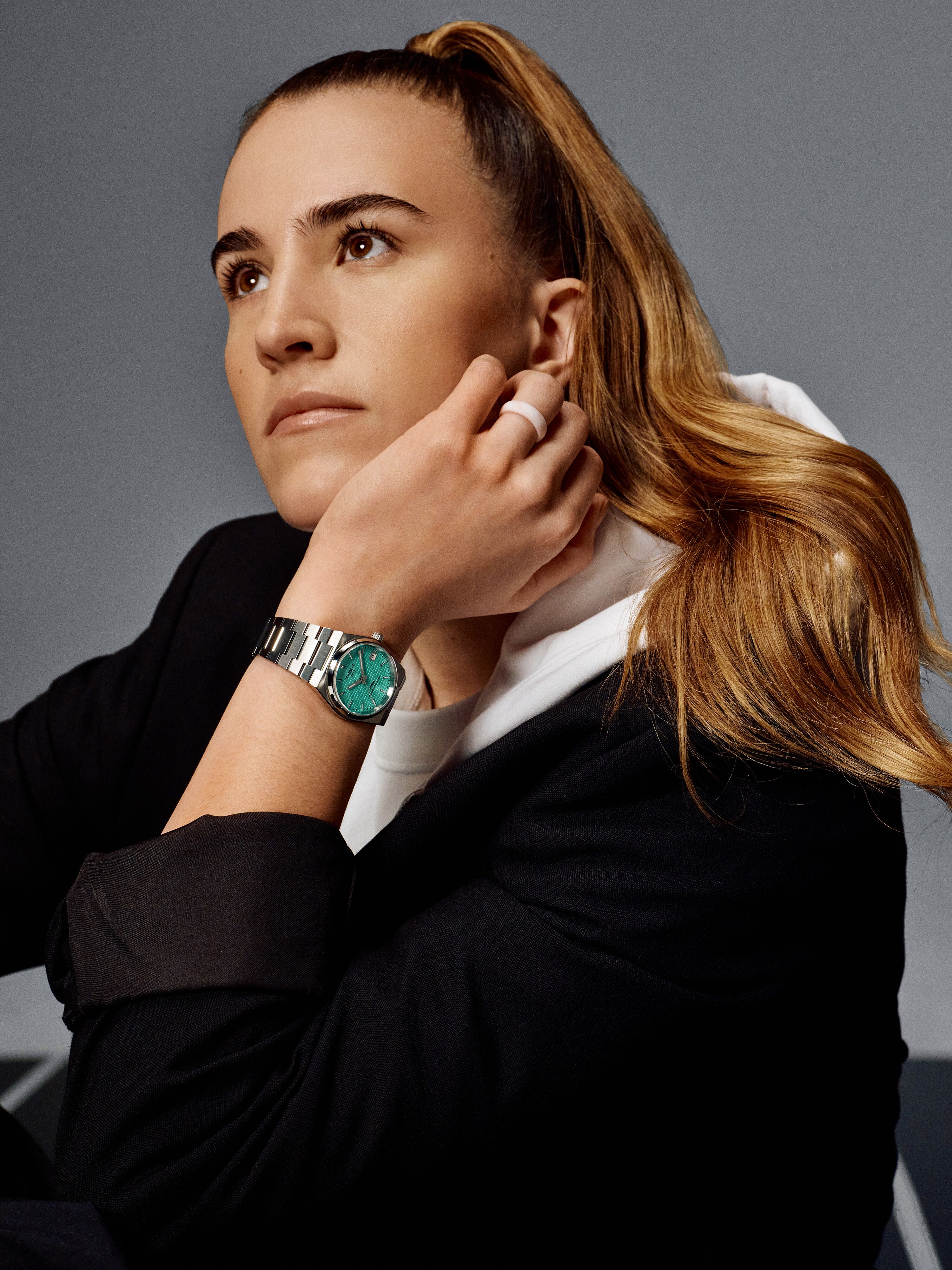 Retrato de la nueva embajadora de Tissot, Sabrina Ionescu, usando el Tissot PRX Powermatic 80 con esfera de menta en su mu&ntilde;eca.
