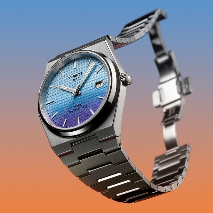 Nowy Tissot PRX Powermatic 80 40 mm z jasnoniebieską tarczą w odcieniu gradientowym unoszący się w powietrzu