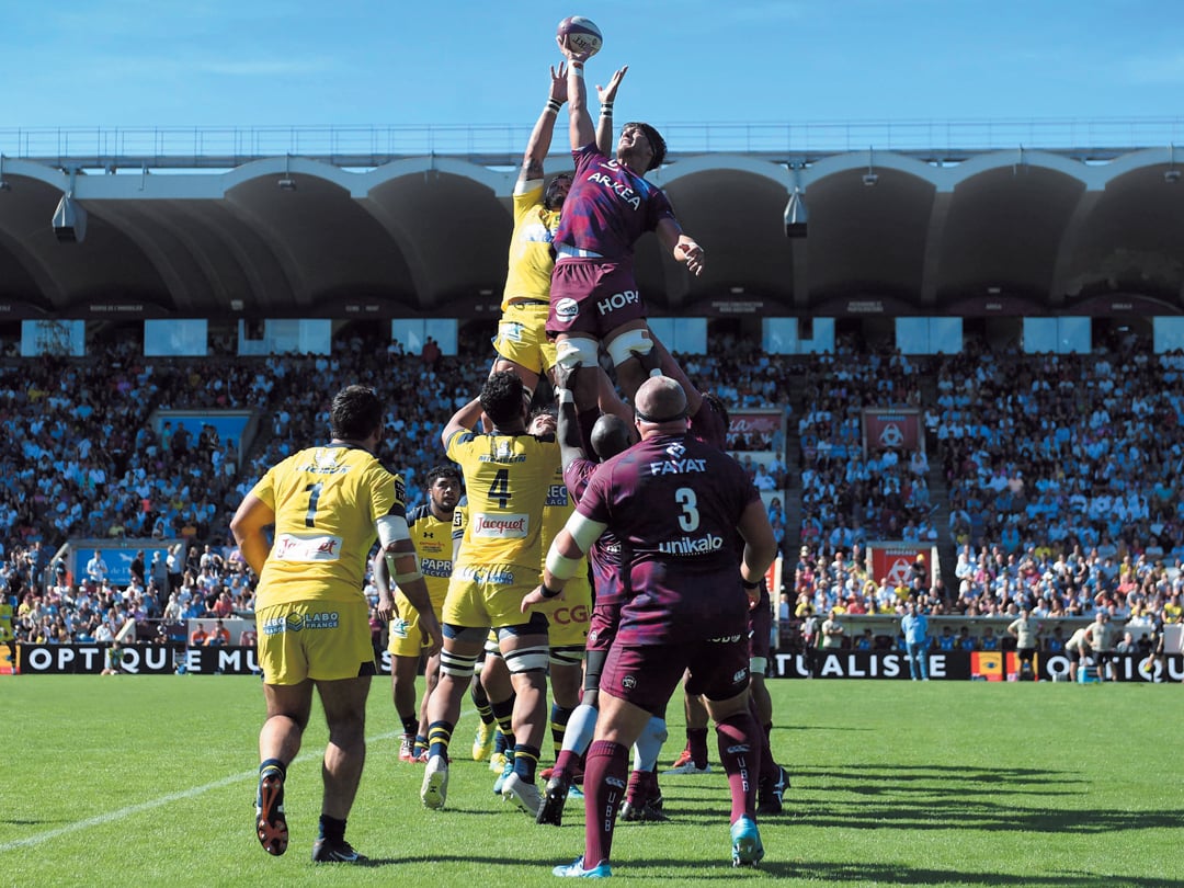 Rugby professionnal players fighting for the ball