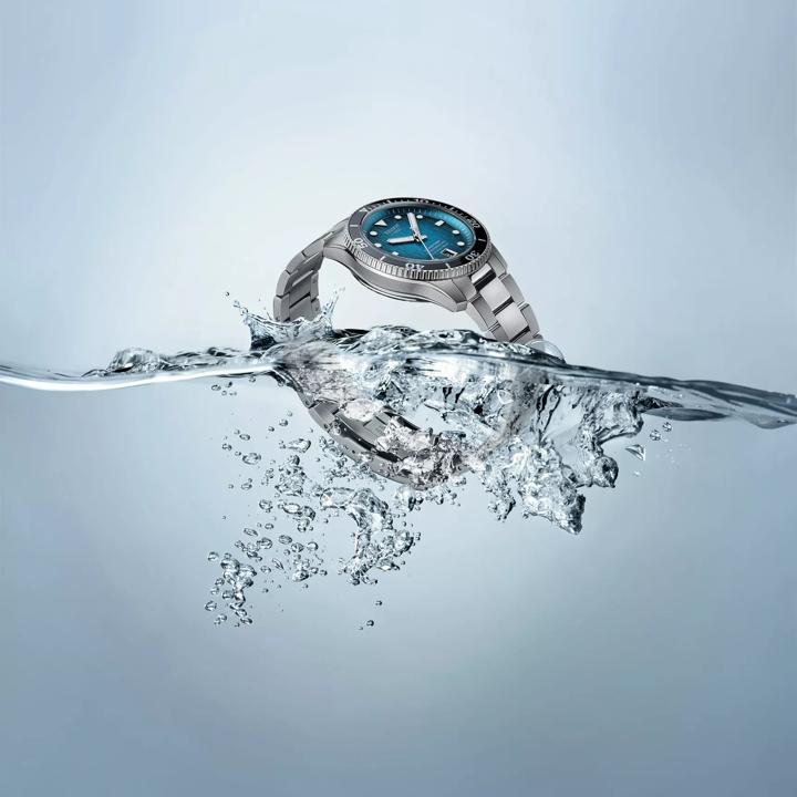 Zdjęcie produktu Tissot Seastar 1000 Powermatic 80 40mm unoszącego się na powierzchni wody.