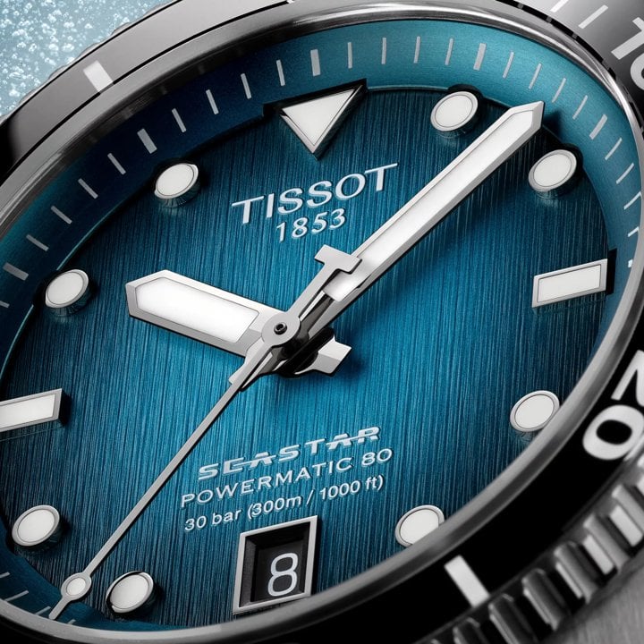 Zbliżenie na gradientową niebieską tarczę zegarka Tissot Seastar 1000 Powermatic 80 40mm.