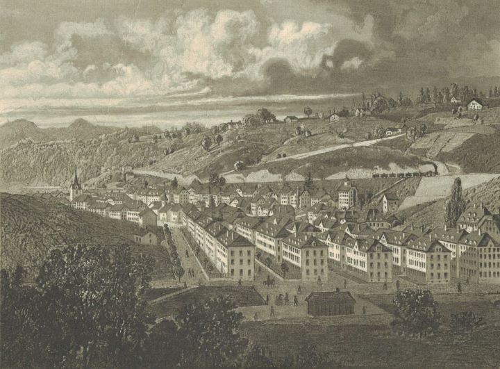 La ville de Le Locle, en Suisse, entour&eacute;e de collines et pr&eacute;sentant des rang&eacute;es de b&acirc;timents ainsi qu&rsquo;un clocher d&rsquo;&eacute;glise.