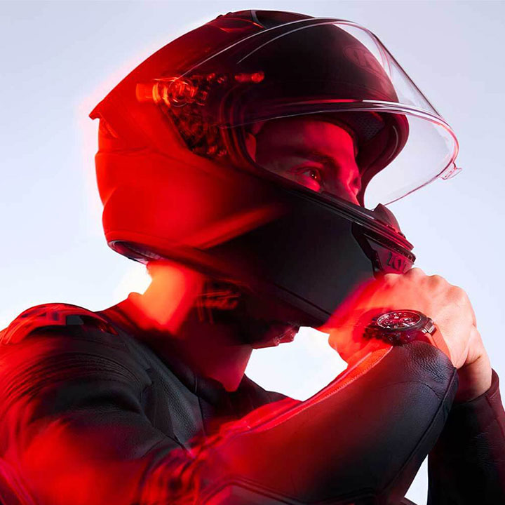 Enea Bastianini porte l'une de nos montres Tissot MotoGP