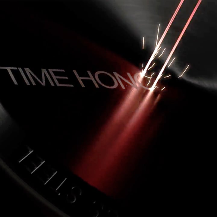 Gravure en cours sur une montre Tissot PR100